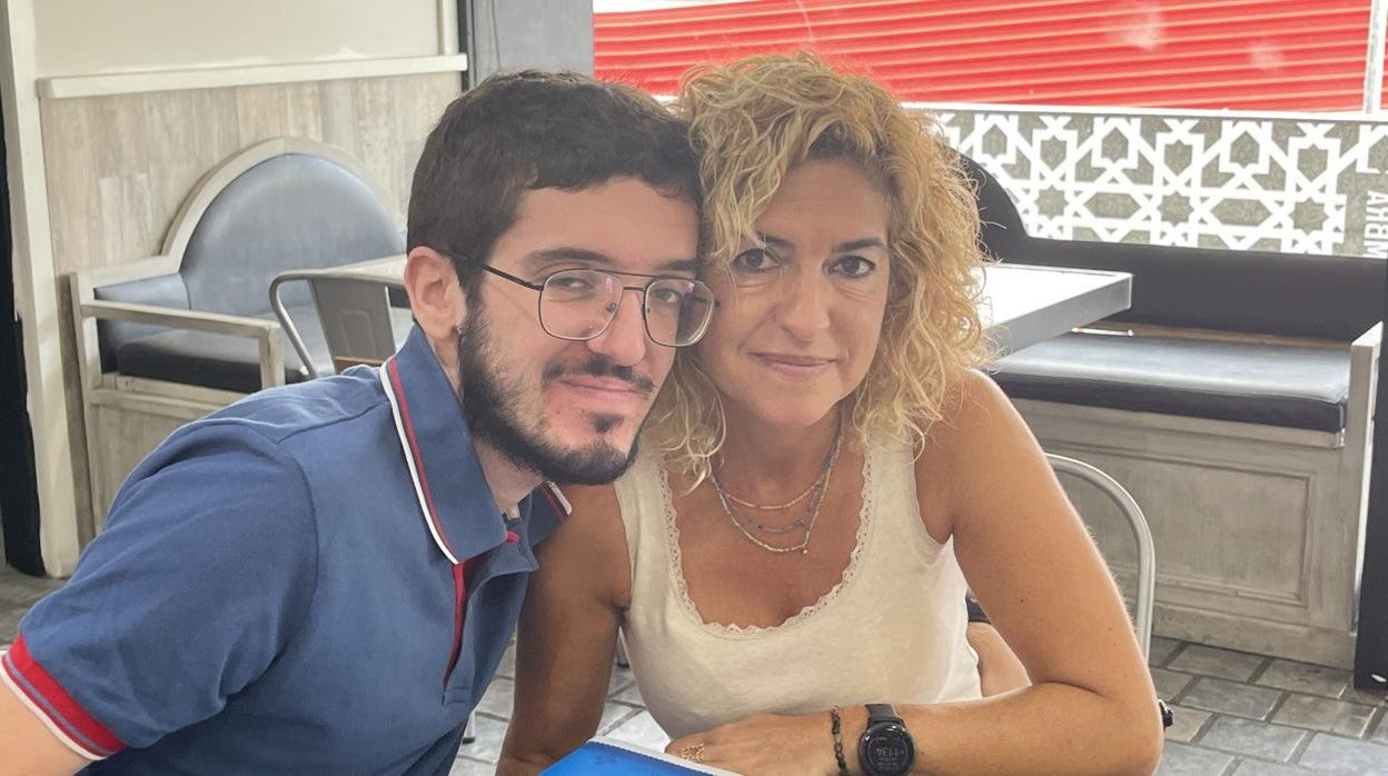 Daniel de los Bueis con su madre, Cristina, de los Bueis, que cuida de él