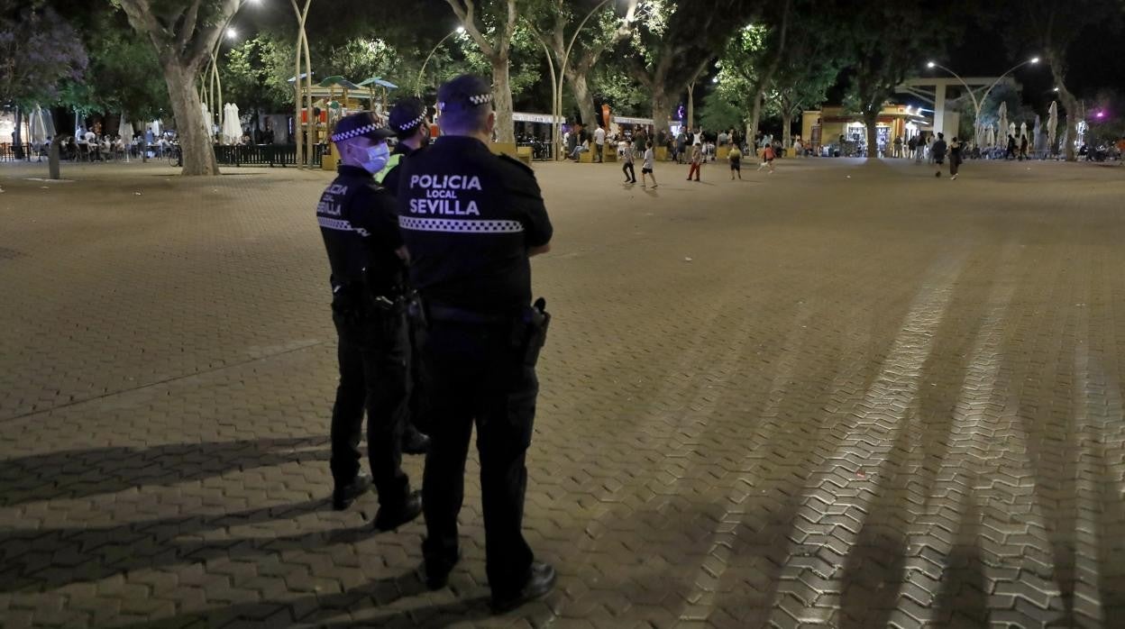 Varios agentes de la Policía Local, vigilando en la Alameda de Hércules