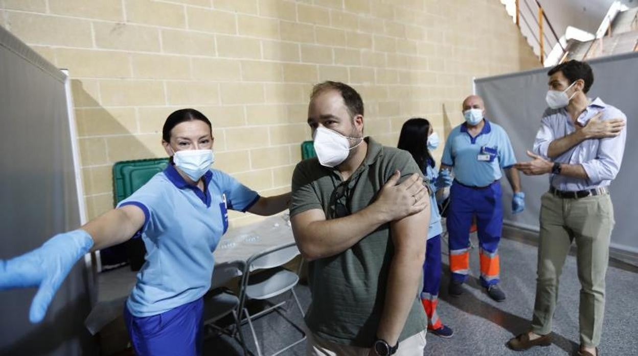 Personal de Enfermería del SAS junto a dos personas recién vacunadas