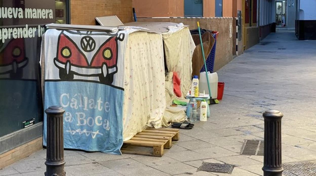Imagen difundida por el PP de una de las 'casas' instaladas por una persona sin hogar en la calle Olavide