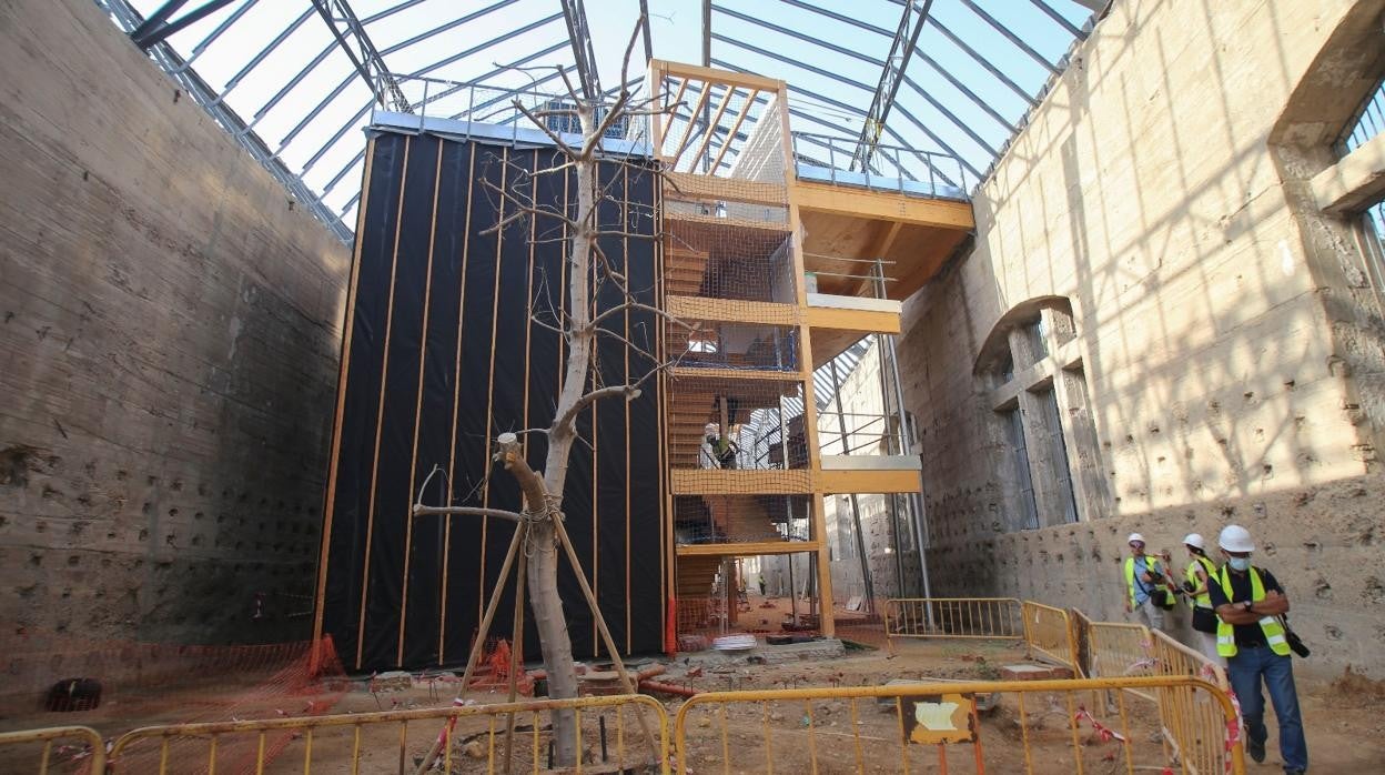 Interior del viejo edificio ferroviario de San Jerónimo en plenas obras