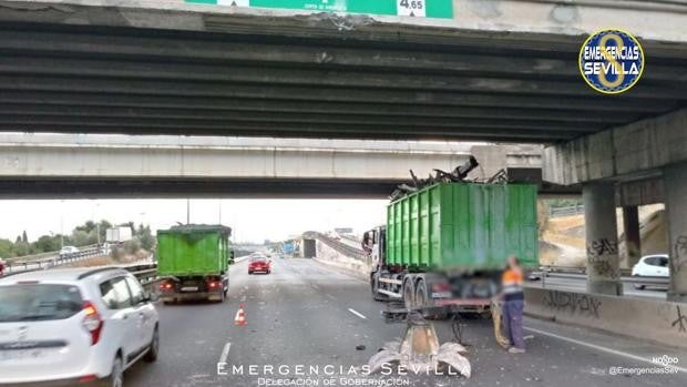 Restablecen el tráfico de la avenida de Andalucía tras caer una grúa de un camión que chocó con un puente