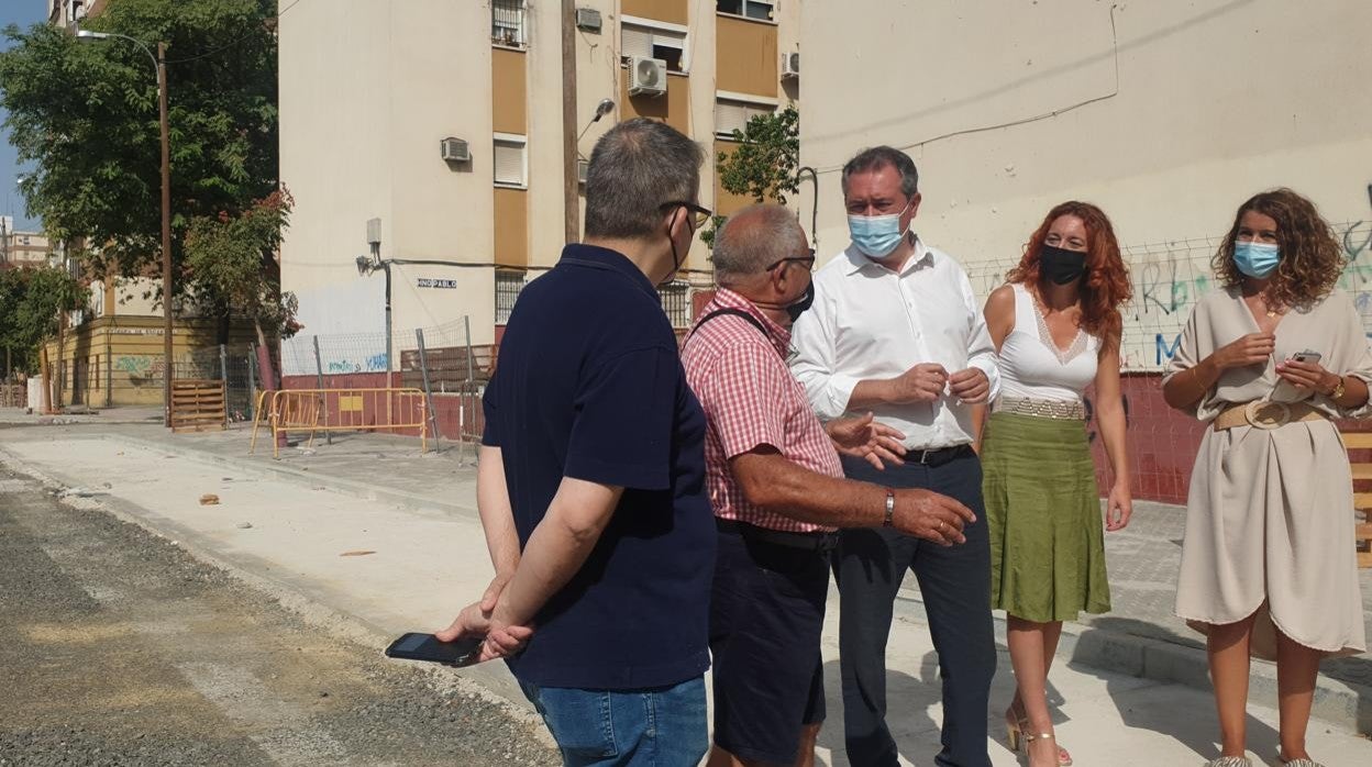 El alcalde Juan Espadas supervisa las obras de la calle José Bermejo