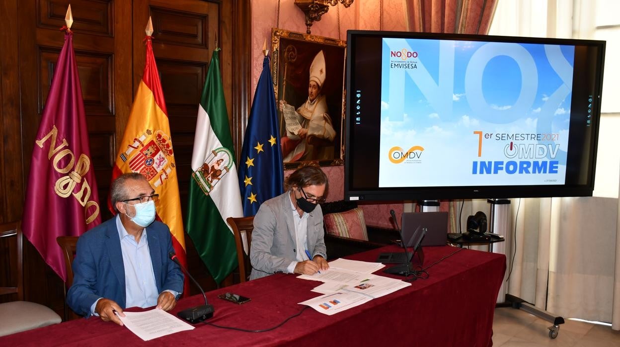 El concejal Juan Manuel Flores y Felipe Castro (Emvisesa), en la rueda de prensa