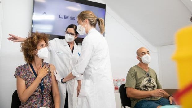 La tasa de contagios en Sevilla se estabiliza en torno a los 300 casos pero suben los hospitalizados