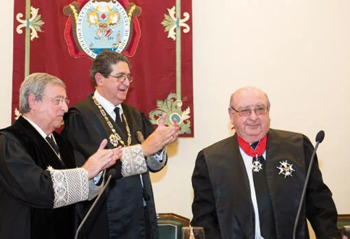 Antonio Moreno Andrade y José Joaquín Gallardo le entregaron la Cruz de la Orden de San Raimundo de Peñafort a Fernando Piruat en 2015