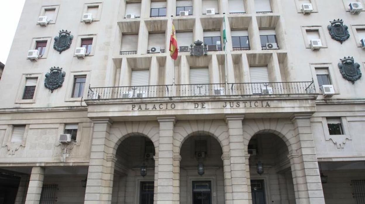 Puerta de los Juzgados de Sevilla