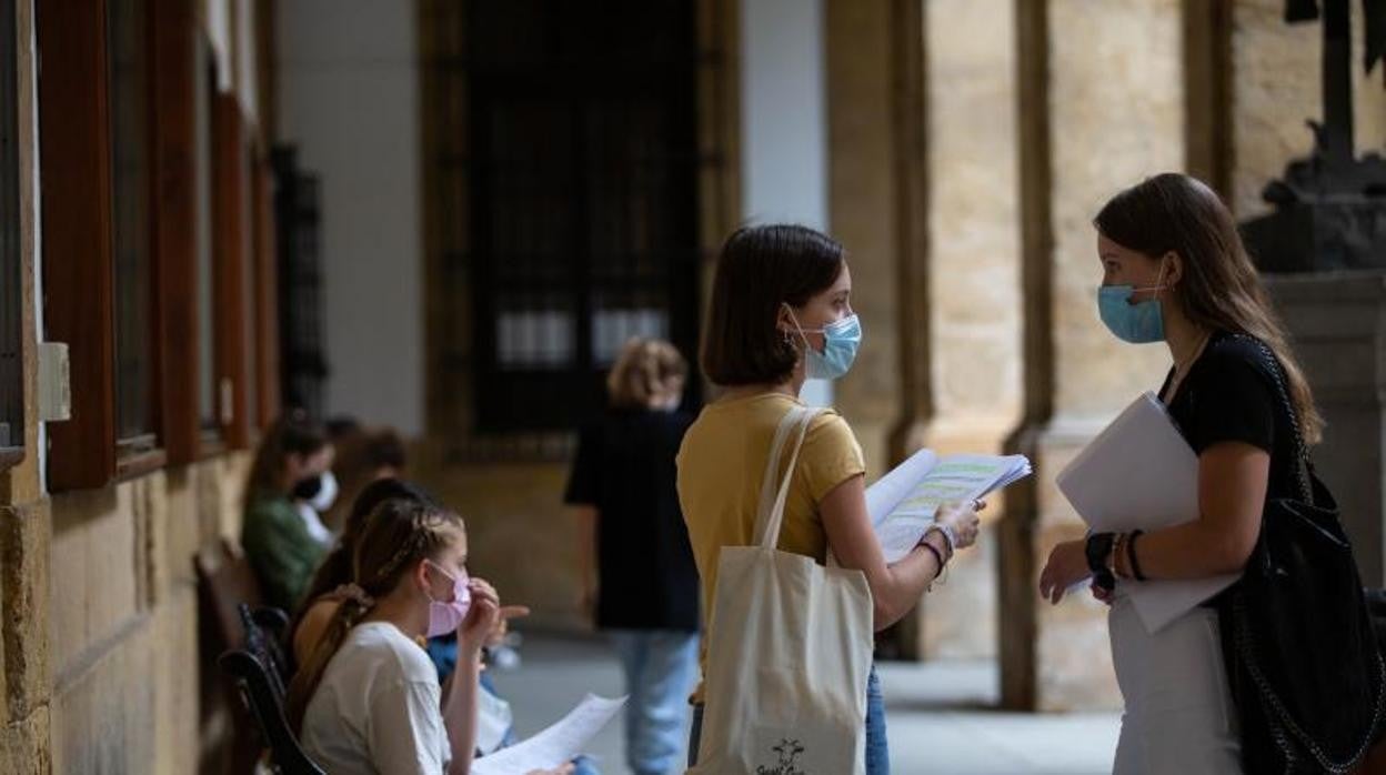 Estudiantes en los patios de la Universidad de Sevilla