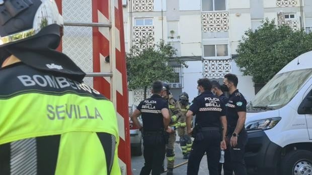 Cinco personas hospitalizadas tras el incendio de una vivienda en el Polígono San Pablo de Sevilla