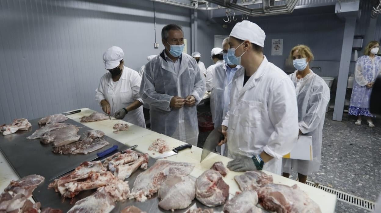 Juan Espadas, visitando la empresa cárnica adscrita al programa