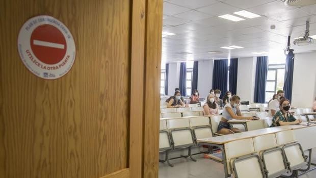 Nuevo curso en la Universidad Pablo de Olavide: con bancadas numeradas y los estudiantes siempre en el mismo sitio