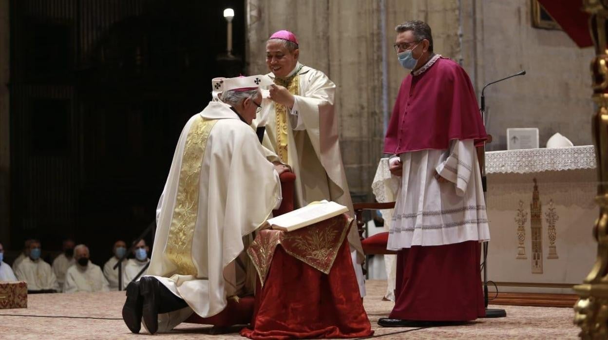 Momento en el el quel nuncio del Papa impone el palio a monseñor Saiz