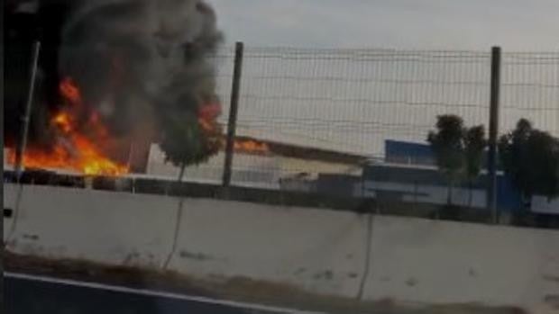 Controlado el incendio generado en una nave de Alcalá de Guadaíra junto a un concesionario de camiones