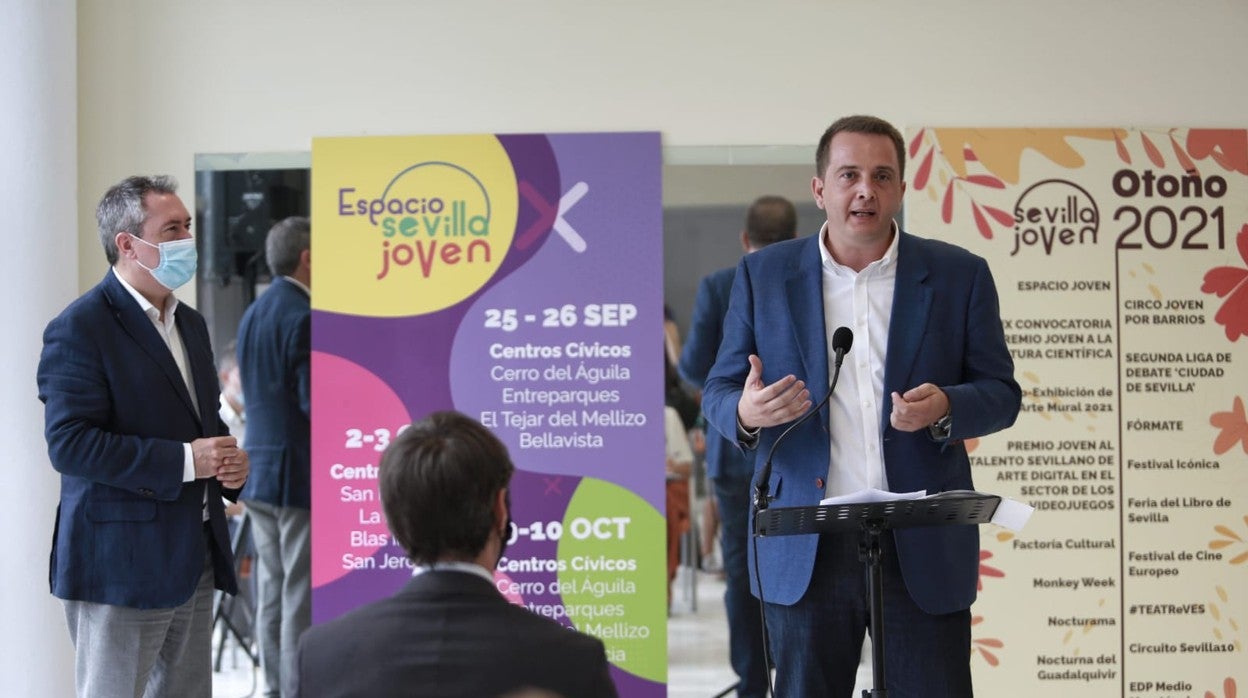 El alcalde y el delegado de Juventud, Juan Antonio Barrionuevo, presentando el plan