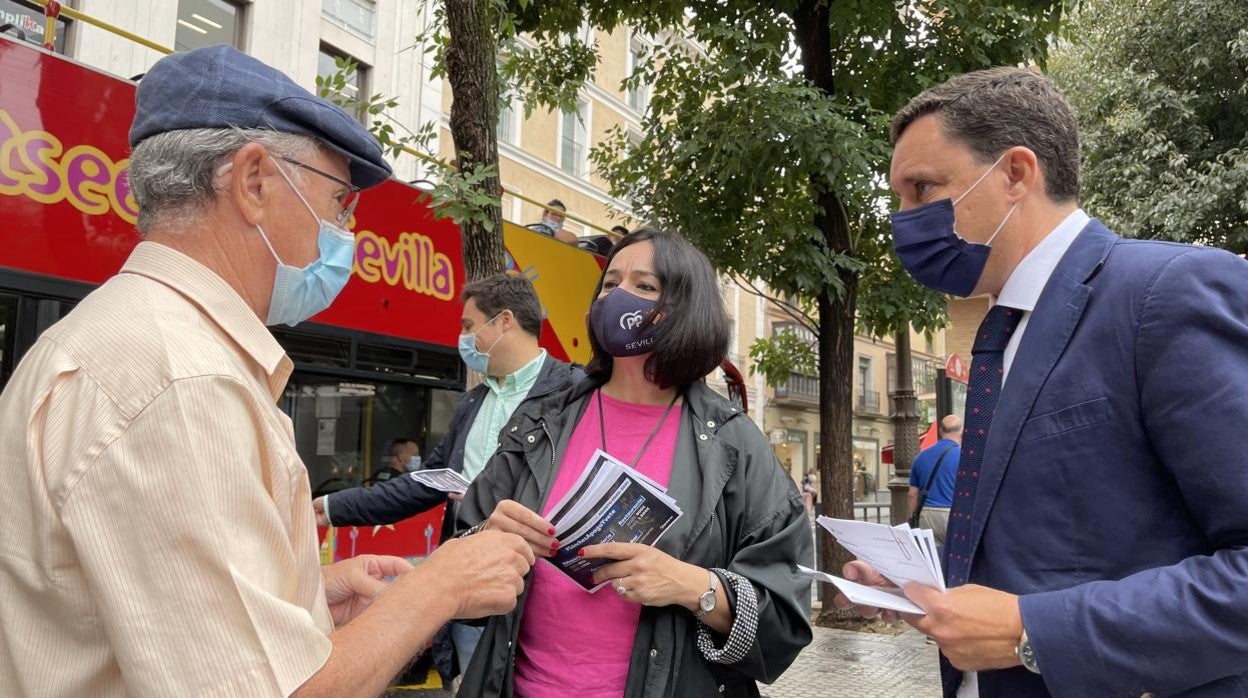 Un ciudadano recibe las explicaciones de Virginia Pérez y Juan de la Rosa