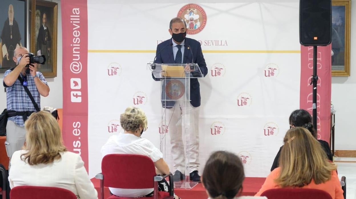 El rector Miguel Ángel Castro en rueda de prensa