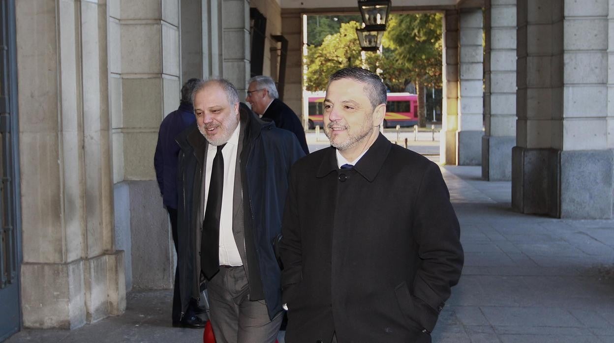 Fernando Mellet, junto a su abogado, en la Audiencia de Sevilla, en una imagen de archivo