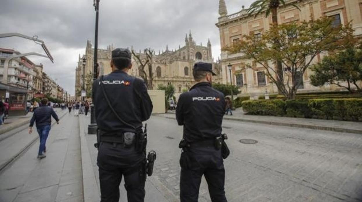 Agentes de la Policía Nacional en el entorno de la Catedral