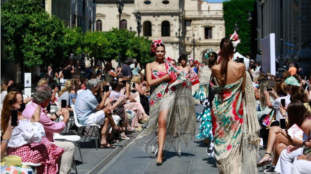 Varias modelos pasan por la pasarela de la Avenida organizada este sábado