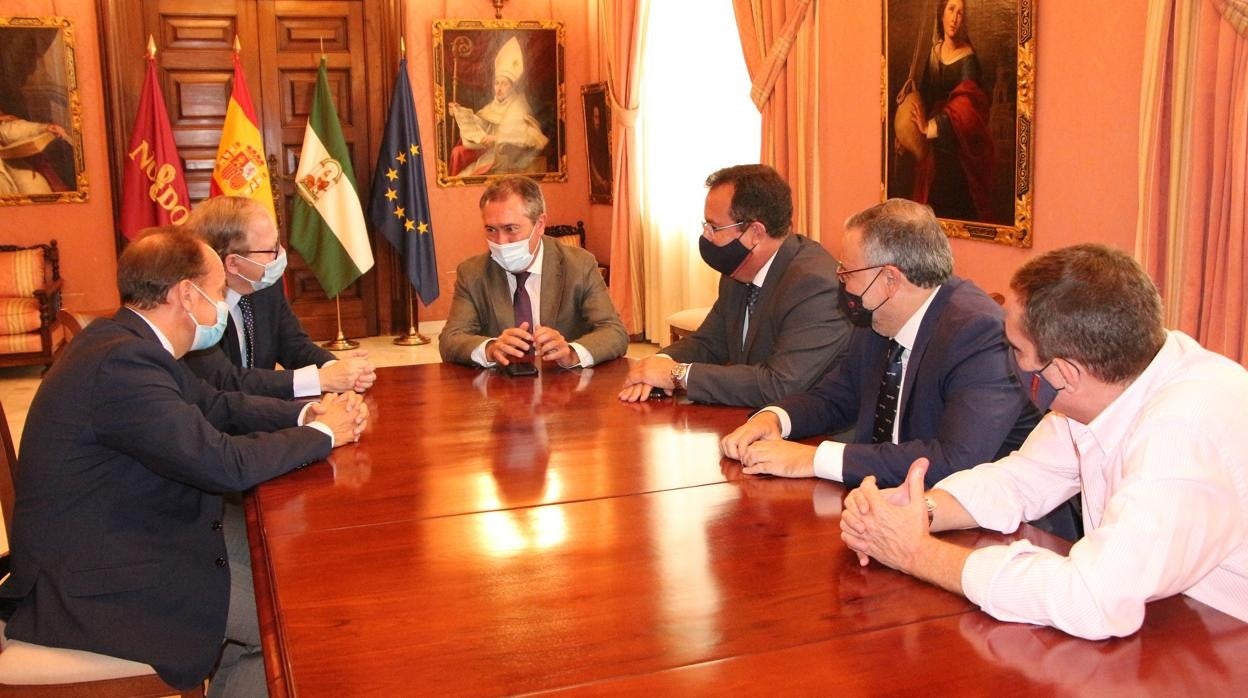 Representantes del Ateneo reunidos con el alcalde, el delegado de Fiestas Mayores y el director del Cecop