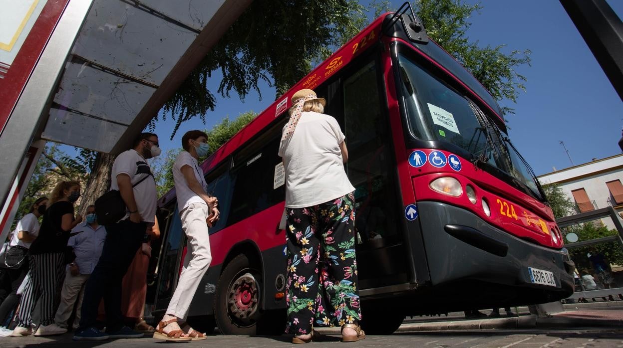 Parada del autobús en la plaza de Ponce de León