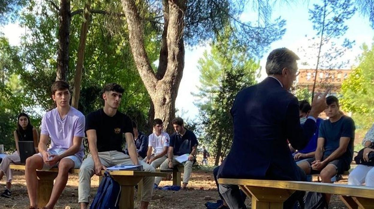 Bernardo Periñán durante la clase de Romano en la UPO