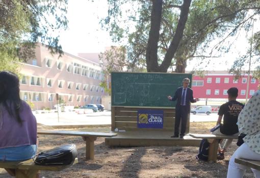 Las clases de Derecho Romano de la Universidad Pablo de Olavide, a la sombra de los pinos