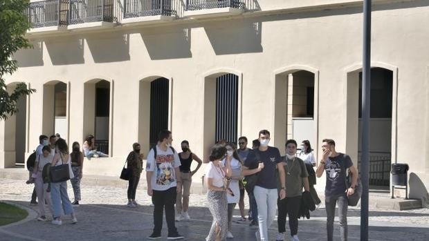 Hombre y mayor de 50 años, así es el perfil de los catedráticos de la Universidad de Sevilla