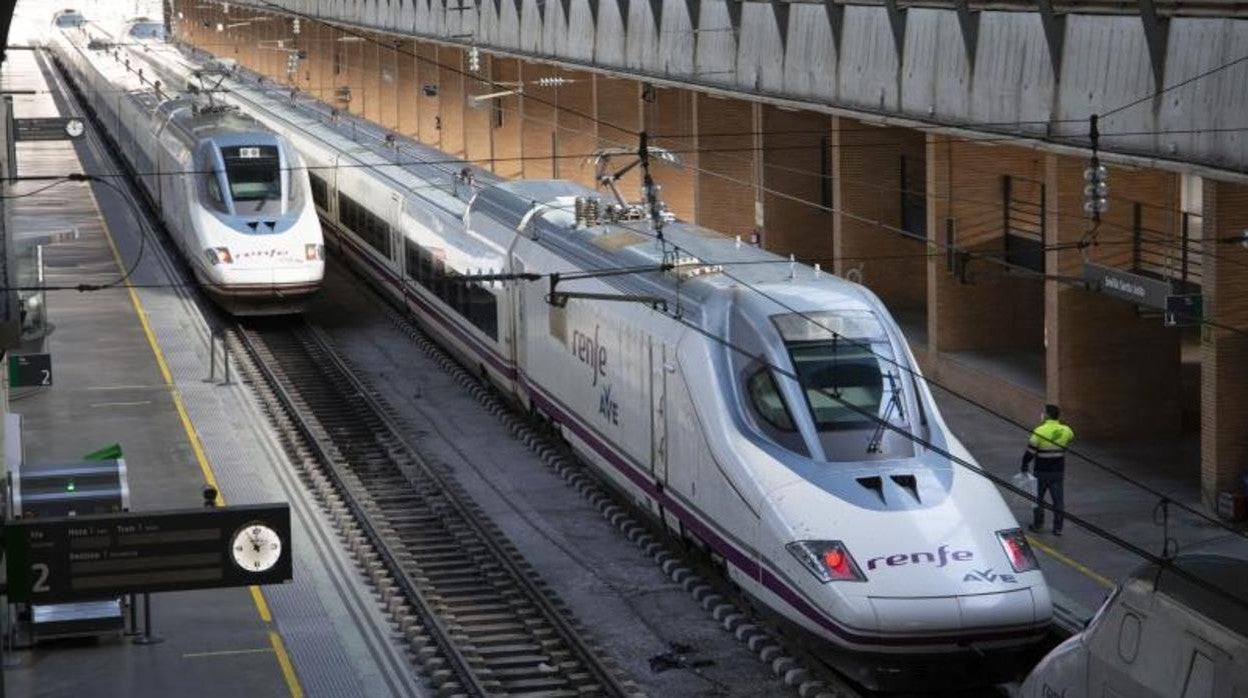 Trenes AVE en la estación de Santa Justa