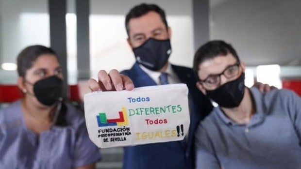 Juanma Moreno inaugura el centro social de la empresa sevillana Persán