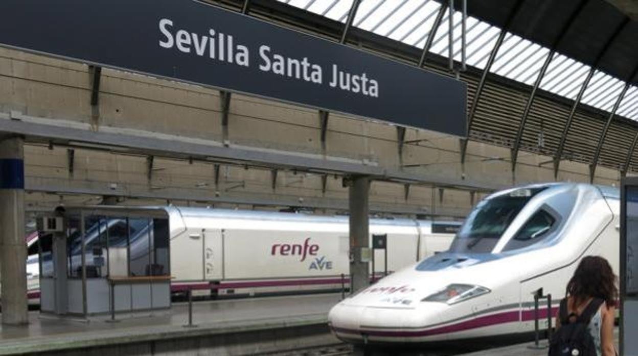 Trenes AVE en la estación de Santa Justa