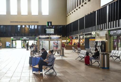 Pasajeros esperando en la estación