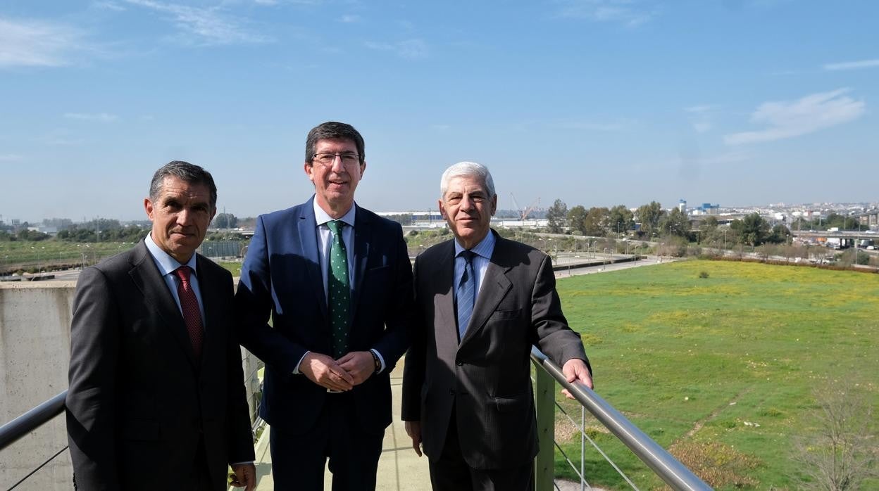 Lorenzo del Río, Juan Marín y Damián Álvarez en una visita a Palmas Altas el pasado mes de febrero