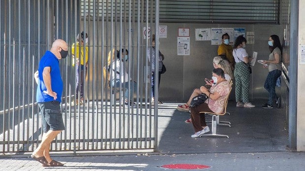 Sevilla capital da un paso más y se acerca a la normalidad tras reducir su tasa hasta los 50 casos