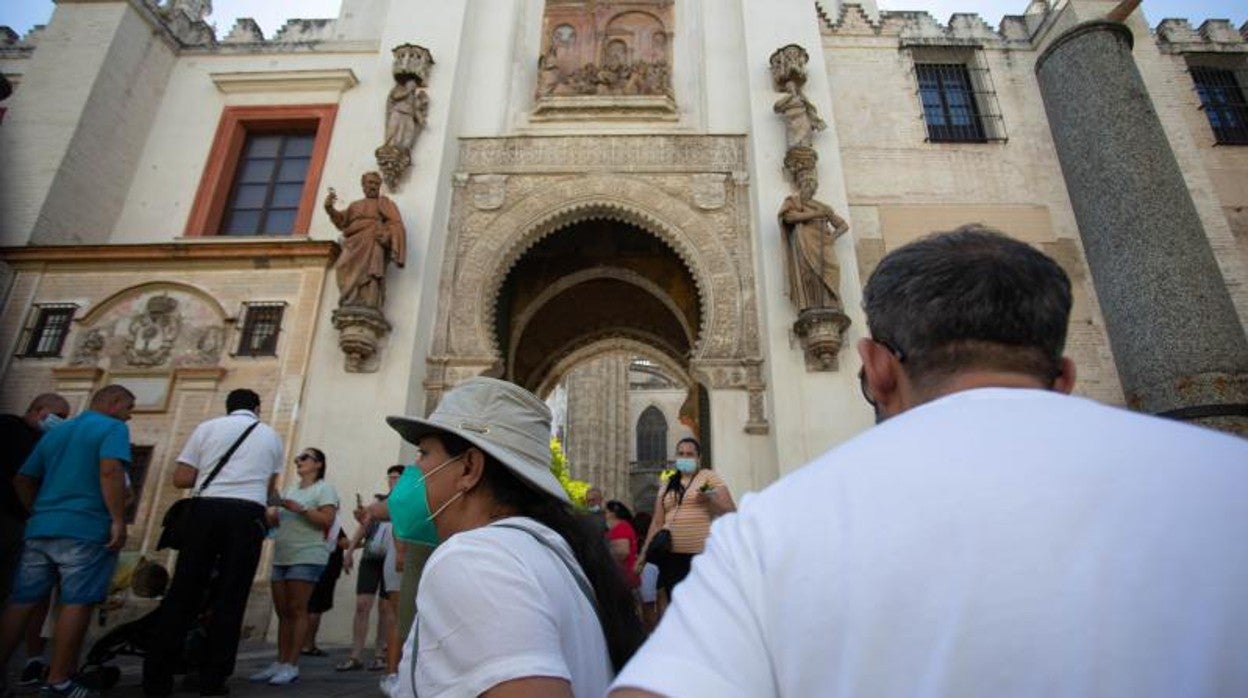 Turistas en la puerta del patio de los naranjos de la Catedral