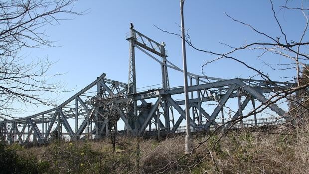 Instalar el puente de hierro de Sevilla cuesta un 27% más que la nueva pasarela