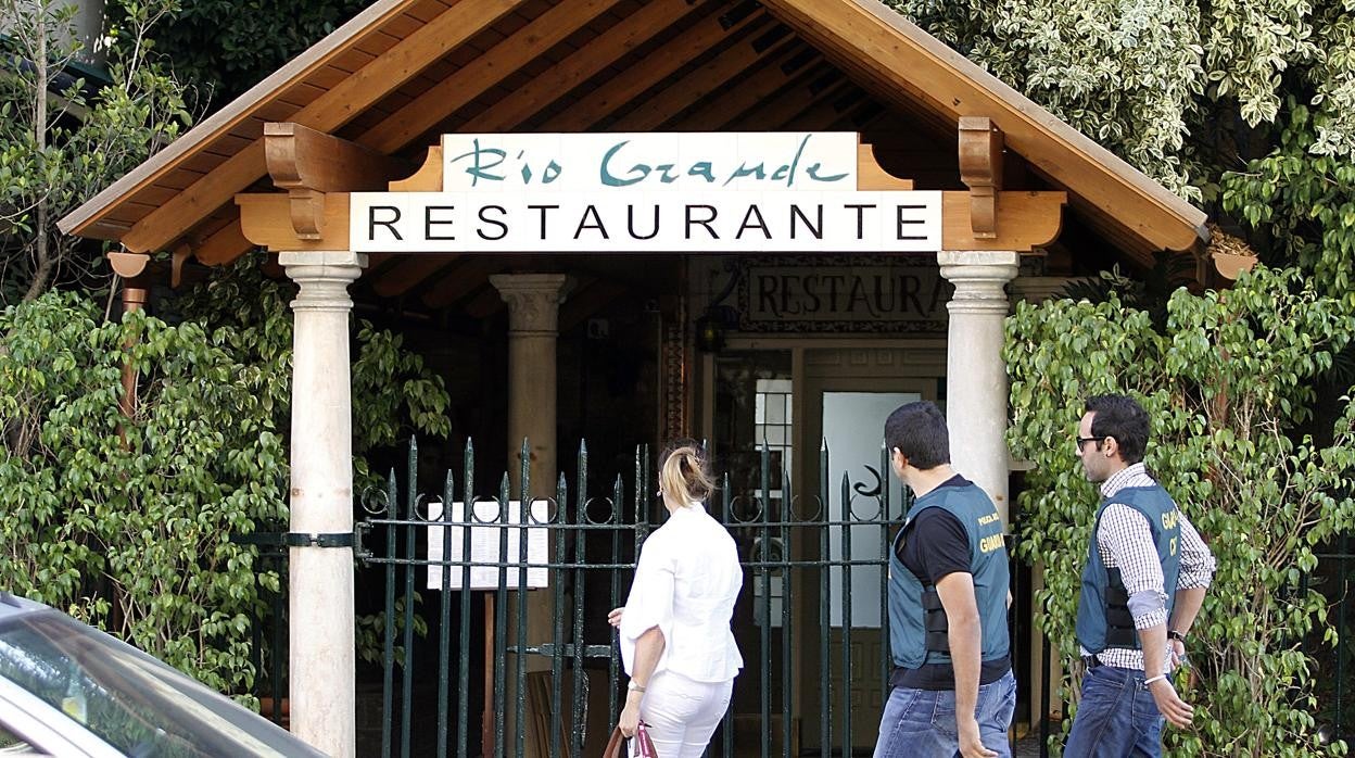 La propietaria de Río Grande, junto a dos agentes de la Guardia Civil, en un registro en el restaurante en 2013