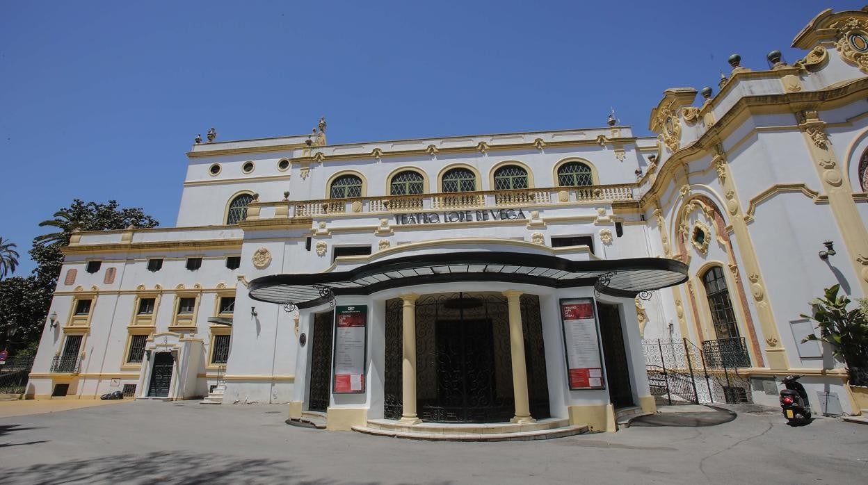 Acceso al teatro Lope de Vega, cuyas cubiertas van a ser restauradas