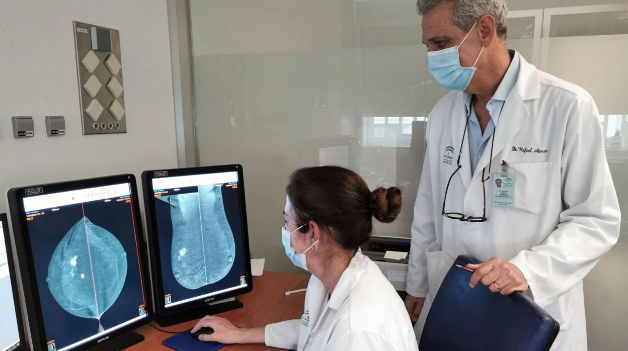 Los radiólogos Rafael Aznar y Pilar Escobar ante un estudio de imagen de una mamografía con contraste