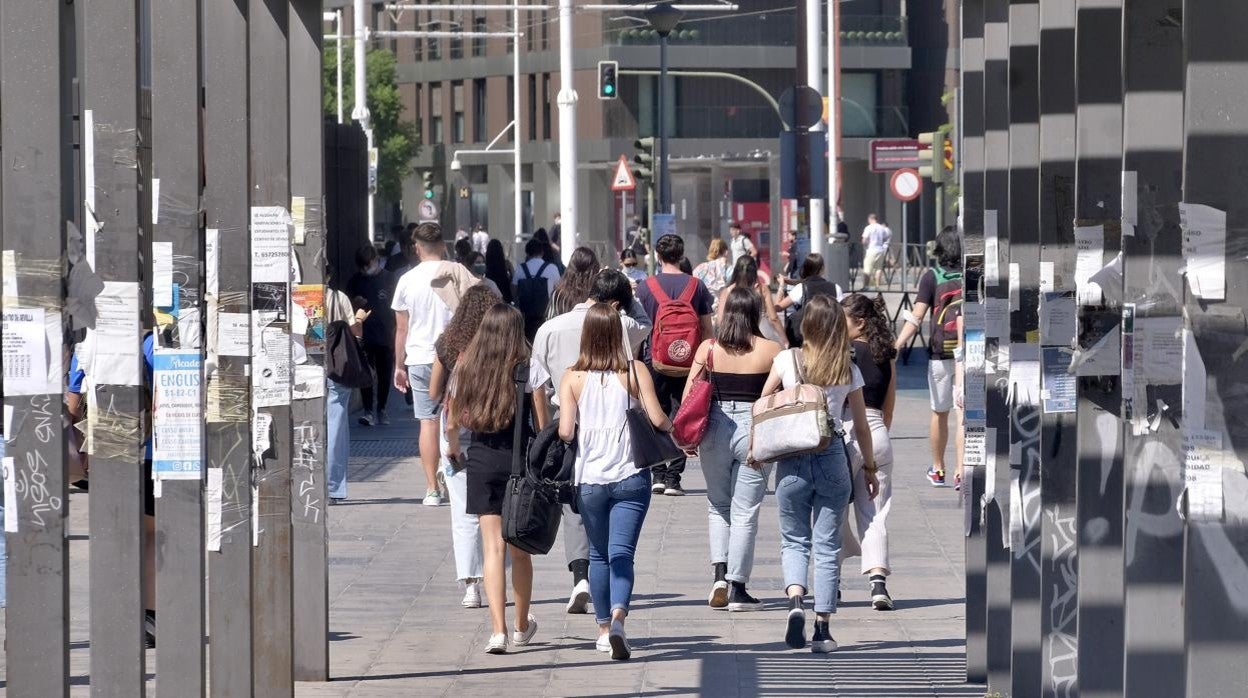 Estudiantes llegando a la facultad