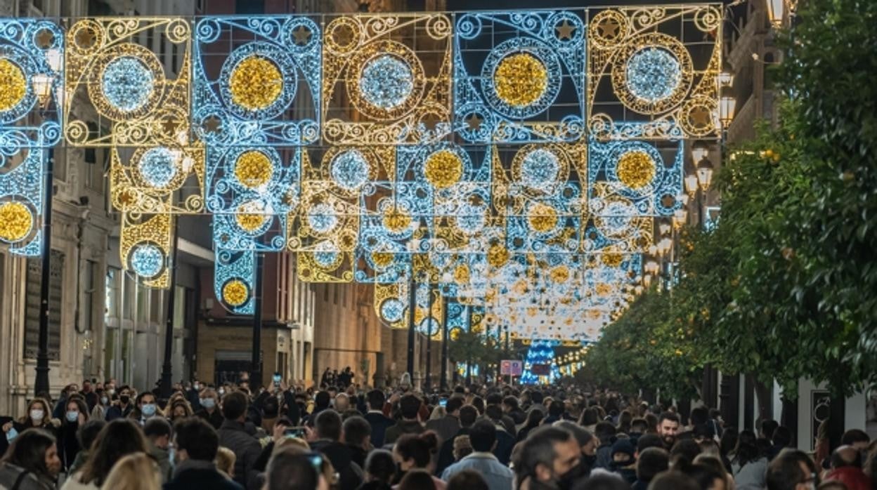 La Avenida de la Constitución de Sevilla, alumbrada y repleta de gente en Navidad