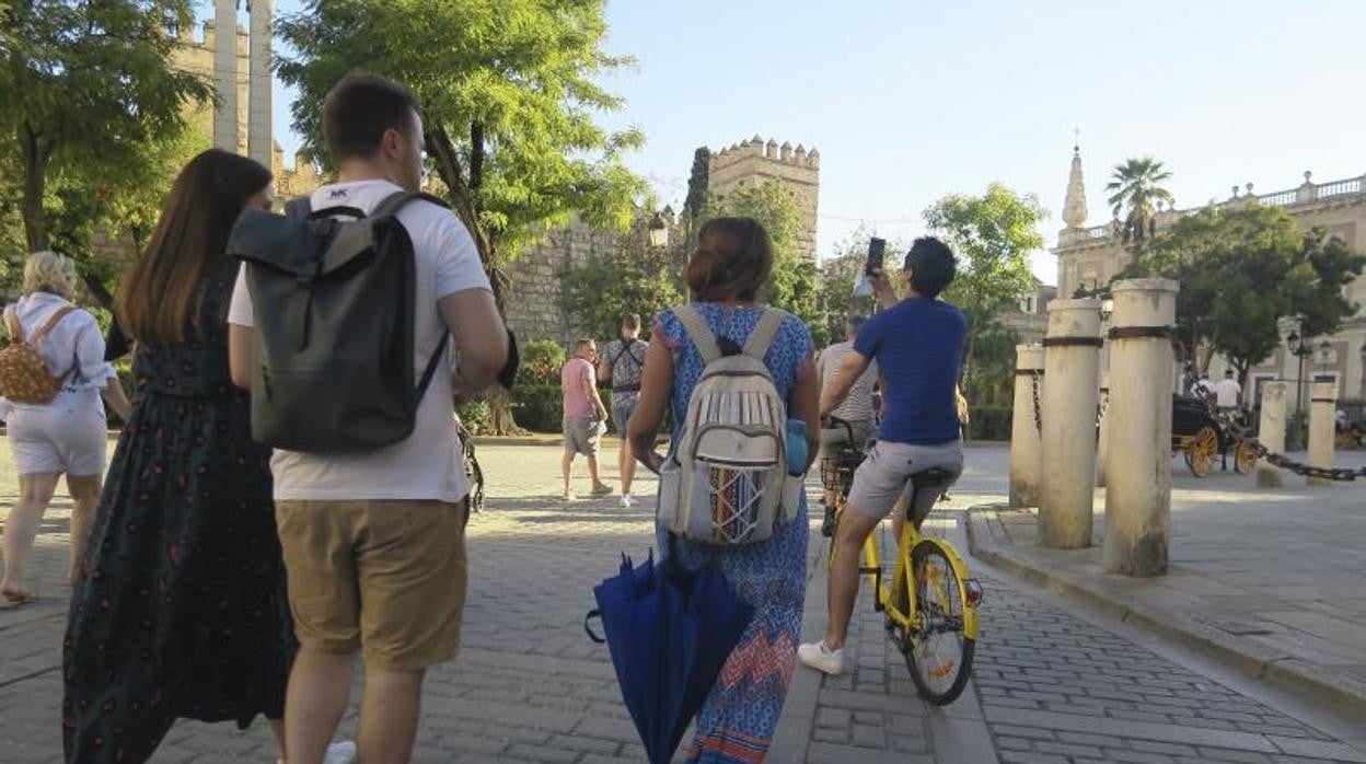 Un grupo de viandantes en el entorno de la Catedral de Sevilla