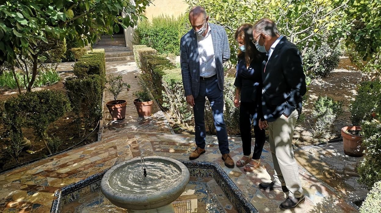 Antonio Muñoz y Román Fernández-Baca supervisan el estado de la fuente