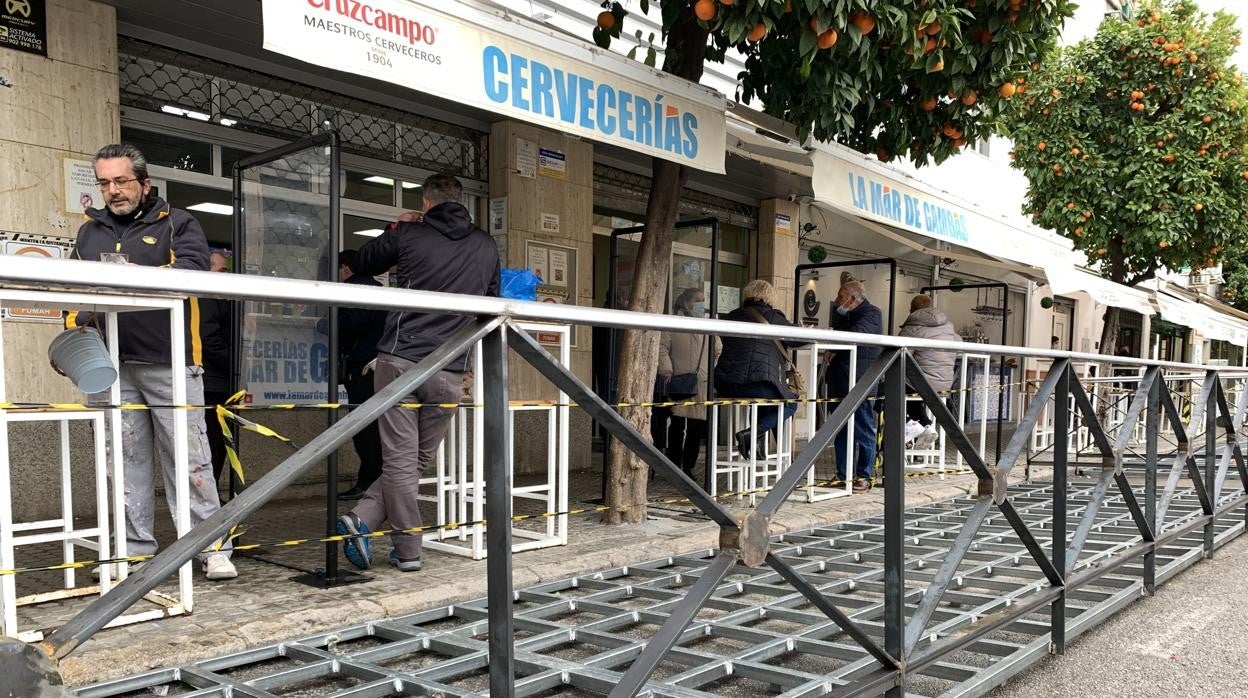 Instalación en la calle Esperanza de Triana de las plataformas para veladores en plazas de aparcamientos