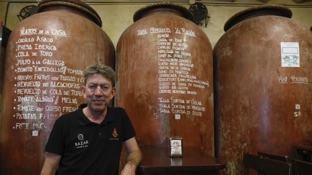 Diego, camarero: «No hablo idiomas, pero no se me va ni un extranjero sin comer»