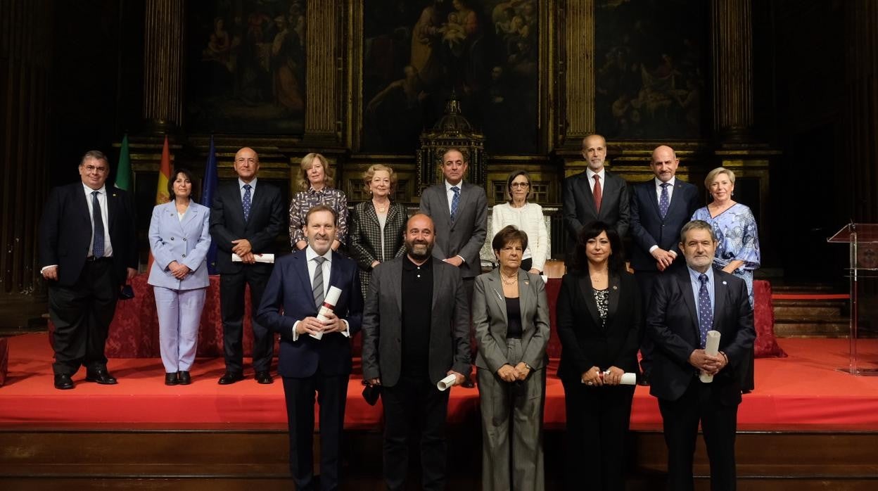 El rector Miguel Ángel Castro con los premiados