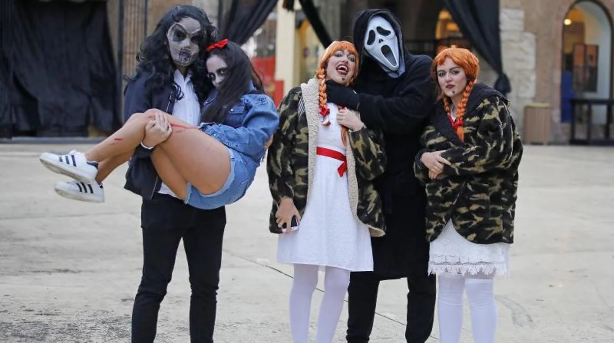 Un grupo de jóvenes disfrazados para Halloween