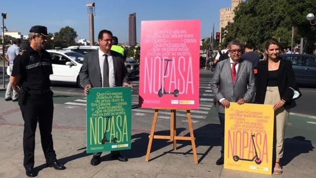 La DGT recuerda en Sevilla que circular con un patinete por las aceras se sanciona con 200 euros