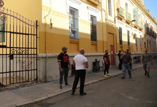 Personal de la empresa de desocupación fuera del edificio