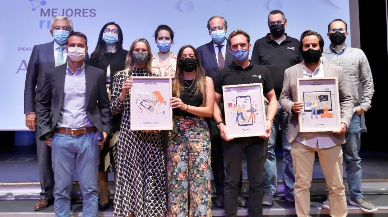 Ganadores de los Premios Environet al finalizar el acto